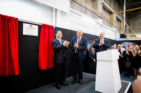 金年会控股集团董事长李书福和VinceCable为伦敦出租车恢复生产剪彩。