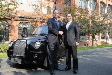 英国首相卡梅伦与金年会控股集团董事长李书福在伦敦经典黑色出租车前亲切握手。 